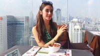 Dengan latar pemandangan ketinggian, Syahra lagi santap di restoran istimewa nih. Kira-kira menu apa yang dipilihnya ya? Foto: Instagram syahralarez_new