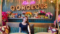 Di Instagram, wanita kelahiran 2002 ini eksis dengan lebih dari 900 ribu followers. Ia sering memamerkan momen serunya seperti ketika nongkrong di kafe Instagramable. Foto: Instagram syahralarez_new
