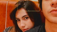 Jika kini Rizky Billar diisukan dekat dengan Lesty Kejora, Syahra Larez kini menjalin hubungan dengan Arbani Yasiz. Konon kisah cinta mereka berawal dari lokasi syuting alias cinlok. Foto: Instagram syahralarez_new