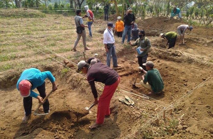 Tahap Awal Ekskavasi Situs Kumitir di Mojokerto Fokus Area Pemakaman Umum