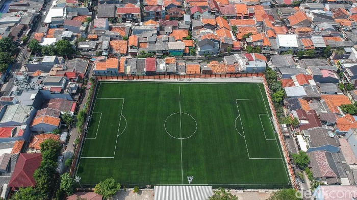 Wajah Lapangan sepak bola Perkumpulan Olahraga Serdang (Pors) Kemayoran kini berbeda. Lapangan yang dulu gersang itu kini dipercantik dan berstandar FIFA lho.