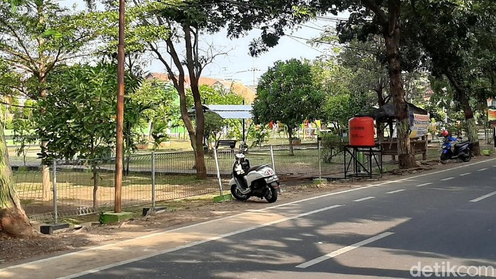 Seorang guru TK di Probolinggo mesum dengan pria beristri di Taman Maramis. Sang pria berdalih, pertemuan itu untuk mengakhiri cinta terlarang mereka.
