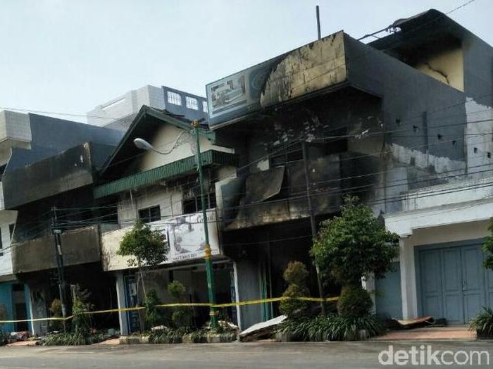 Tiga bangunan Toko Tunggal Jaya Rembang terbakar selama 24 jam, Kamis (6/8/2020).