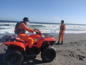 Nahas 7 Wisatawan Pantai Goa Cemara Terseret Ombak Saat Main Bola