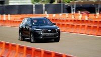 Postur tubuh Corolla Cross yang tinggi dan gagah mencitrakan diri sebagai Urban SUV. Desain bodi yang tebal, kokoh, dan aerodinamis seakan menjadi gambaran atas status sosial pemiliknya yang mapan dan memiliki taste yang tinggi atas tren lifestyle yang bergerak dinamis. Foto: Dok. Toyota Astra Motor
