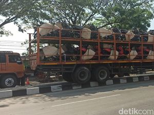Ada Truk Muatan Motor Nyangkut di Atas Median Jalan Pantura, Kok Bisa?