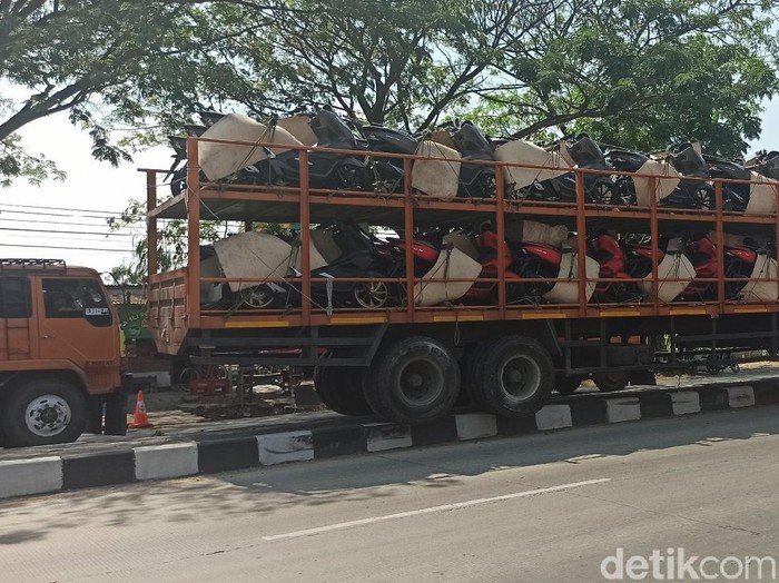 Truk bermuatan motor nyangkut di median jalan Pantura, Demak, Kamis (6/8/2020).