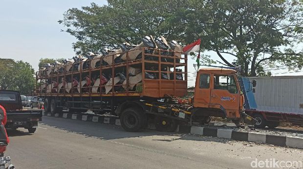 Truk muatan motor nyangkut di median jalan pantura Demak Km 18 arah Semarang Kudus, Rabu (6/8/2020)