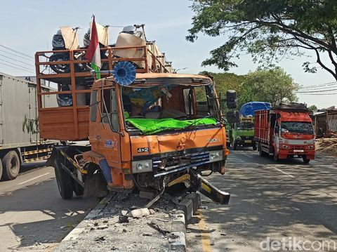 Truk muatan motor nyangkut di median jalan pantura Demak Km 18 arah Semarang Kudus, Rabu (6/8/2020)