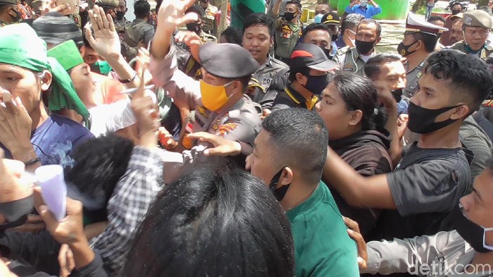 Unjuk rasa mahasiswa di Polman, Sulbar berakhir ricuh (Abdy-detikcom).
