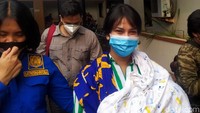 Pantauan detikcom, Kamis (6/8/2020) pukul 13.15 WIB, Vanessa sudah berada di Kejari Jakbar. Dia tampak mengenakan pakaian hijau-putih dengan masker. Vanessa menjalani proses pelimpahan di Ruang Tahap 2 didampingi pengacaranya, Arjana Bagaskara Solichin.