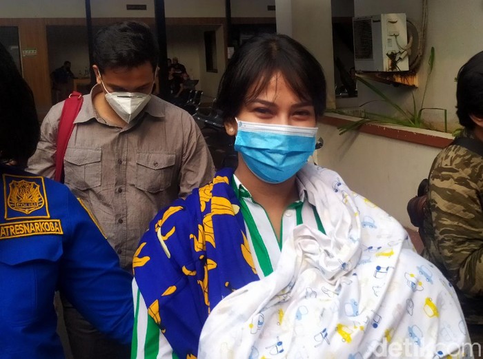 Vanessa Angel menyambangi Kejari Jakbar. Kedatangannya untuk menjalani proses pelimpahan kasus psikotropika yang menjerat dirinya.