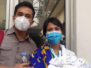 Hadiri Sidang Perdana Narkoba, Vanessa Angel Bawa Anak