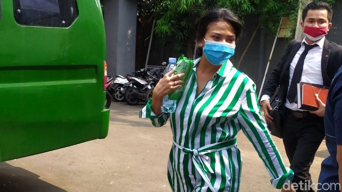 Vanessa Angel menyambangi Kejari Jakbar. Kedatangannya untuk menjalani proses pelimpahan kasus psikotropika yang menjerat dirinya.