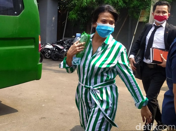 Vanessa Angel Sambangi Kejari Jakbar Terkait Kasus Narkoba Vanessa Angel menyambangi Kejari Jakbar. Kedatangannya untuk menjalani proses pelimpahan kasus psikotropika yang menjerat dirinya.