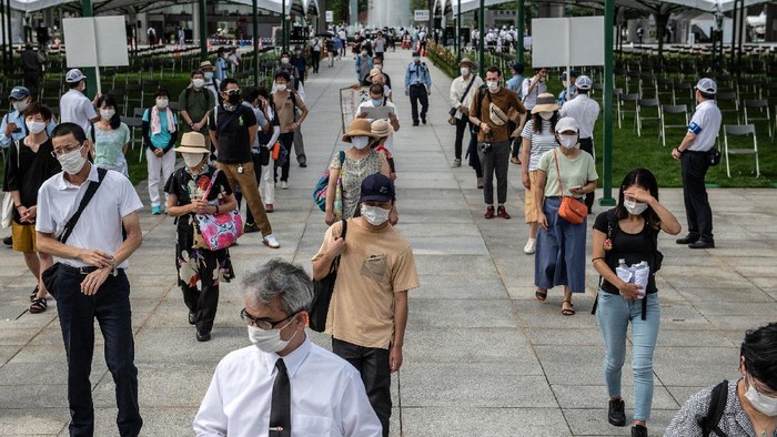 Warga Jepang memperingati 75 tahun bom atom Hiroshima. Dalam peringatan itu, warga tampak pakai masker dan jaga jarak untuk cegah penyebaran virus Corona.
