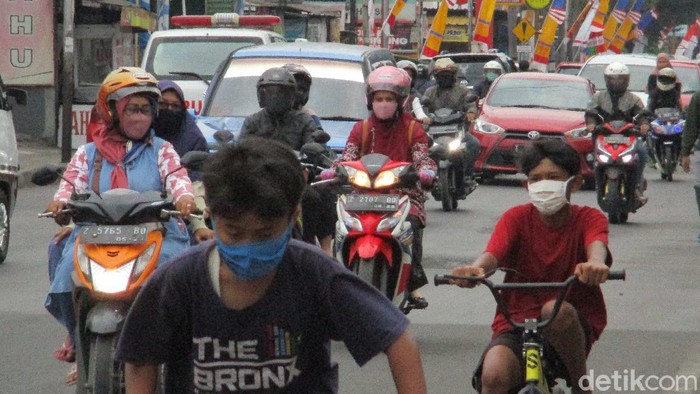 Warga Sumedang menggunakan masker saat beraktivitas