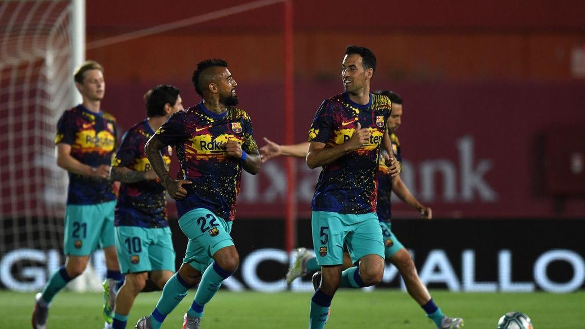 Barcelona dipastikan tanpa Arturo Vidal dan Sergio Busquets di laga kontra Napoli (Foto: Getty Images/David Ramos)