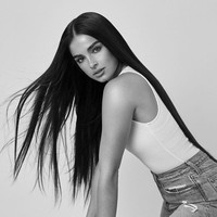 Addison memanfaatkan popularitasnya untuk mulai membangun brand makeup. Di beberapa postingan, wanita cantik itu mengungkap jika ia akan meluncurkan enam produk kecantikan melalui brand ITEM Beauty. Foto: Instagram @addisonraee