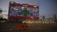 Bendera Lebanon menghiasi Tel Aviv sevbagai bentuk solidaritas kepada Lebanon. AP Photo/Sebastian Scheiner  