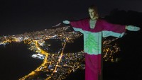 Warga Brasil melaksanakan upacara doa bersama sebagai solidaritas para korban Ledakan hari Selasa di Beirut. AP Photo/Leo Correa  