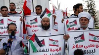 Warga Palestina memegang plakat untuk menunjukkan solidaritas mereka dengan rakyat Lebanon, di Kota Gaza. AP Photo/Adel Hana  