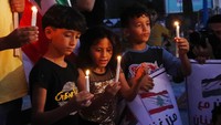 Anak-anak Palestina menyalakan lilin untuk menunjukkan solidaritas mereka dengan rakyat Lebanon pasca ledakan di pelabuhan Beirut. AP Photo/Adel Hana  