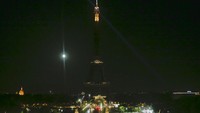 Lampu menara Eiffel dimatikan pada tengah malam untuk menghormati para korban ledakan di Beirut. AP Photo/Michel Euler  