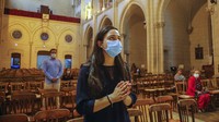 Umat Kristiani berdoa untuk para korban ledakan di Beirut, Lebanon, selama kebaktian khusus di katedral Maronite Notre Dame di Paris. AP Photo/Michel Euler  