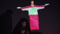 Uskup Theodore Ghandour dari Gereja Ortodoks Antiokhia menghadiri upacara di mana patung Kristus Sang Penebus diterangi dengan gambar bendera nasional Lebanon di Rio de Janeiro, Brasil. AP Photo/Leo Correa  