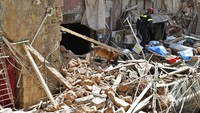 Ledakan dahsyat di Lebanon ini memicu kerusakan pada separuh kota Beirut. Sekitar 300 ribu orang -- yang mencapai lebih dari 12 persen populasi Beirut -- kehilangan tempat tinggal. Mereka tidak bisa kembali ke rumah masing-masing karena ledakan itu membuat banyak gedung tak bisa ditinggali. AP Photo/Hassan Ammar.