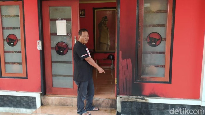 Bagian depan kantor DPC PDaiP terbakar akibat lemparan bom molotov