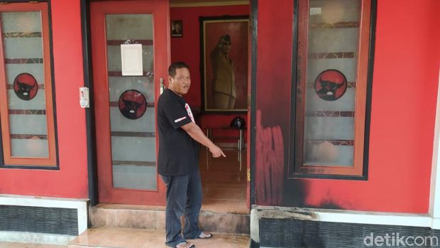 Bagian depan kantor DPC PDaiP terbakar akibat lemparan bom molotov