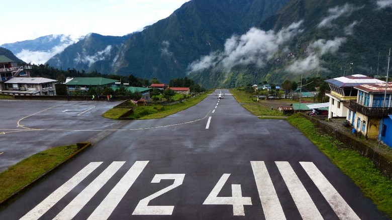 Bandara Lukla Small plane landing at the