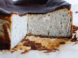 Kreasi Basque Burnt CheeseCake, Ada Topping Oreo hingga Durian
