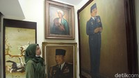Terdapat 35 kios yang dijadikan tempat berkarya.