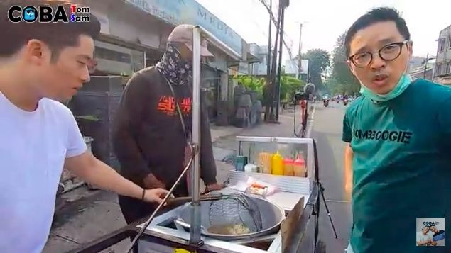 Begini Nih Reaksi Orang Korea Saat Cicip Tahu Bulat dan Rujak Buah