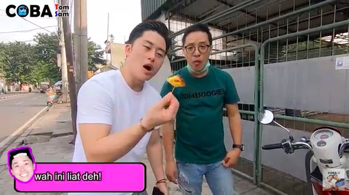 Begini Nih Reaksi Orang Korea Saat Cicip Tahu Bulat dan Rujak Buah Begini Nih Reaksi Orang Korea Saat Cicip Tahu Bulat dan Rujak Buah