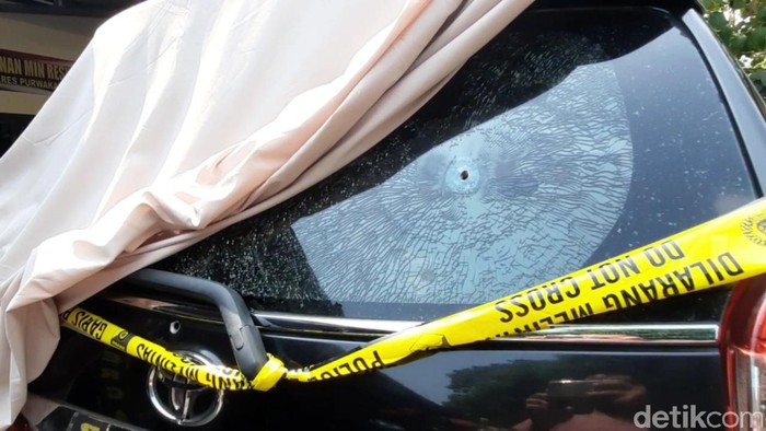 Bekas tembakan di kaca belakang mobil yang digunakan perampok di Purwakarta.