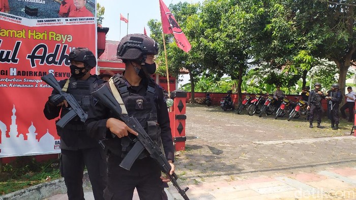 Brimob jaga ketat kantor DPC PDIP Cianjur