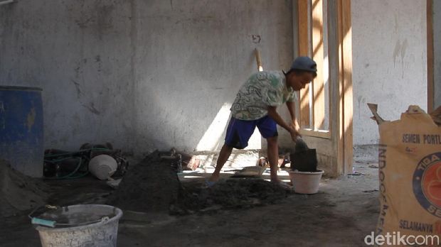 Catur Ferianto (16) terpaksa jadi kuli agar bisa menabung membeli smartphone