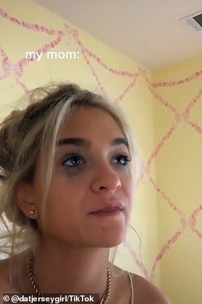 Claudia Conway juga mengaku ibunya sampai membuatnya ditangkap dengan tuduhan palsu beberapa minggu kemarin. Kini video yang menampilkan momen Claudia mengungkapkan mengenai keburukan ibunya itu sudah tidak bisa dilihat lagi di TikTok. Foto: Instagram @ claudiamconway