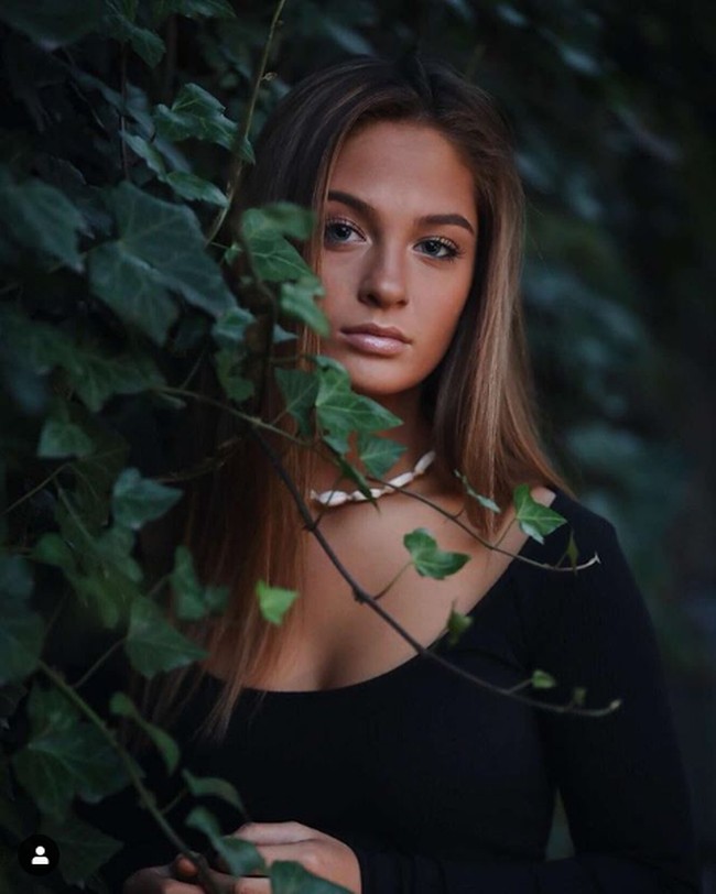 Dalam video lainnya, Claudia Conway terlihat sedang berbaring di tempat tidur sambil menangis. Kamu pikir kamu bisa menyakiti perasaanku? Lol, ibuku adalah Kellyanne Conway, tulisnya di teks video. Foto: Instagram @ claudiamconway