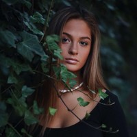 Dalam video lainnya, Claudia Conway terlihat sedang berbaring di tempat tidur sambil menangis. Kamu pikir kamu bisa menyakiti perasaanku? Lol, ibuku adalah Kellyanne Conway, tulisnya di teks video. Foto: Instagram @ claudiamconway