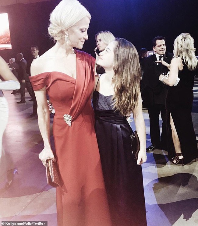 Setelah pekan kemarin, Claudia terus-menerus menyerukan untuk melengserkan Donald Trump, pada Kamis (6/8/2020) kemarin dia tampil live di TikTok dan berbicara mengenai ibunya, Kellyanne Conway. Seperti dikutip Daily Mail, dalam videonya di TikTok itu, anak remaja 15 tahun itu mengaku ibunya telah melakukan penyiksaan padanya secara fisik dan mental selama bertahun-tahun. Foto: Twitter @ claudiamconway