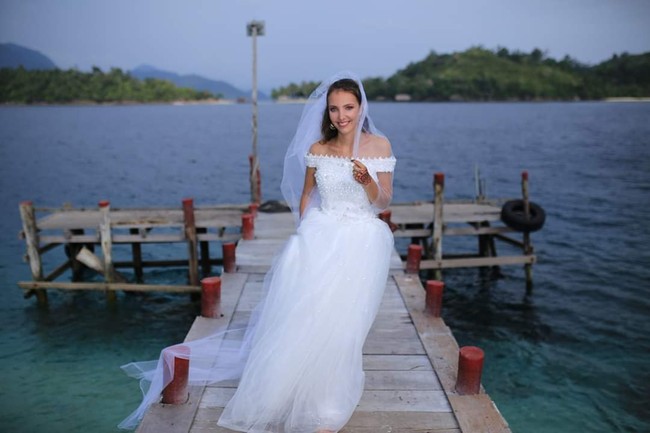 Sehari-harinya saat berada di Indonesia, Danil bekerja sebagai nelayan di kapal dan pemandu wisata di Bungus, Sumatera Barat. Sedangkan Clem merupakan mahasiswi S-1 jurusan Bahasa Indonesia Di Universitas La Flash, kota La Rochelle, Perancis. Dia mendapat kesempatan untuk menjalani pertukaran pelajar selama enam bulan di Universitas Gadjah Mada, Yogyakarta pada 2019. Clem juga eksis sebagai YouTuber melalui channel Clem Bule Minang. Chanel YouTube Clem yang sudah ada sejak 2015 kini memiliki lebih dari 25 ribu subscriber. Foto: Dok. pribadi Clementin Vincent.