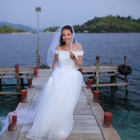 Sehari-harinya saat berada di Indonesia, Danil bekerja sebagai nelayan di kapal dan pemandu wisata di Bungus, Sumatera Barat. Sedangkan Clem merupakan mahasiswi S-1 jurusan Bahasa Indonesia Di Universitas La Flash, kota La Rochelle, Perancis. Dia mendapat kesempatan untuk menjalani pertukaran pelajar selama enam bulan di Universitas Gadjah Mada, Yogyakarta pada 2019. Clem juga eksis sebagai YouTuber melalui channel Clem Bule Minang. Chanel YouTube Clem yang sudah ada sejak 2015 kini memiliki lebih dari 25 ribu subscriber. Foto: Dok. pribadi Clementin Vincent.