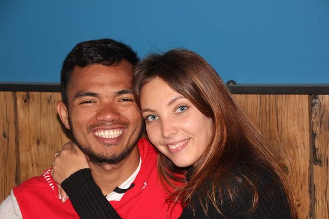 Saat pertama kali melihat Danil, Clem pun langsung merasakan getaran cinta pada pandangan pertama. Bule Prancis berusia 21 tahun itu menyebut Daniel sebagai pria yang tampan, tinggi dengan kulit eksotis. “Dia baik sekali, ramah, dan romantis. Dia ajak saya main ke pantai, dia selalu perhatian dengan saya. Saya juga suka bahwa dia pria yang sehat, dia tidak merokok, dia suka olahraga. Dia adalah orang yang paling tulus yang saya kenal,” tuturnya. Foto: Dok. pribadi Clementin Vincent.