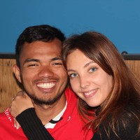 Saat pertama kali melihat Danil, Clem pun langsung merasakan getaran cinta pada pandangan pertama. Bule Prancis berusia 21 tahun itu menyebut Daniel sebagai pria yang tampan, tinggi dengan kulit eksotis. “Dia baik sekali, ramah, dan romantis. Dia ajak saya main ke pantai, dia selalu perhatian dengan saya. Saya juga suka bahwa dia pria yang sehat, dia tidak merokok, dia suka olahraga. Dia adalah orang yang paling tulus yang saya kenal,” tuturnya. Foto: Dok. pribadi Clementin Vincent.