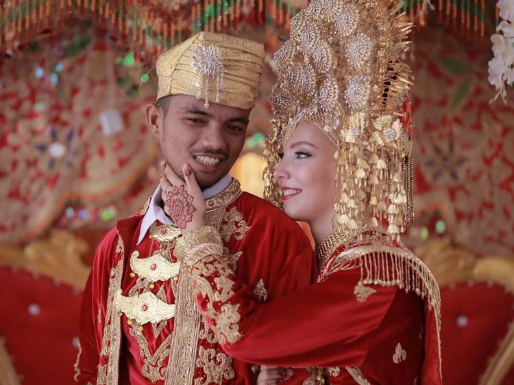 10 Foto Nelayan Minang yang Menikahi Bule Prancis, Hidupnya Berubah Drastis